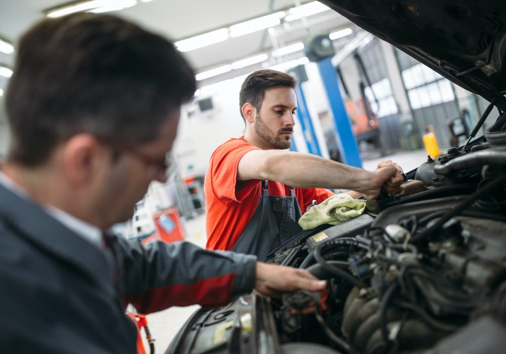 profecional-car-mechanic-changing-motor-oil-at-maintenance-repair-service-station.jpg mantenimiento