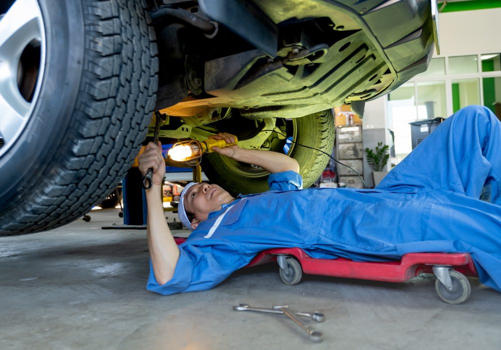 technician-or-garage-worker-lie-down-under-the-car-and-use-lantern-to-guide-for-fix-the-problem.jpg neumaticos